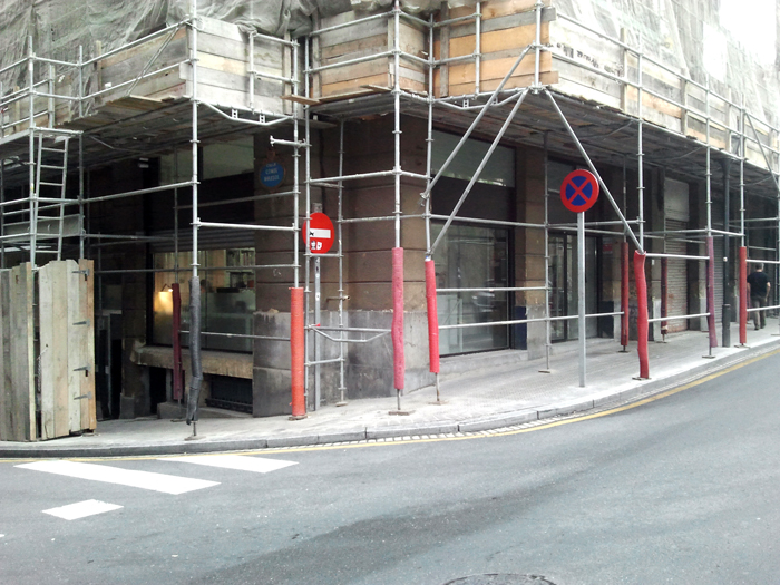Fachada en obras de la oficina de consonni, calle Cortes con esquina Conde Mirasol. Setiembre 2012.